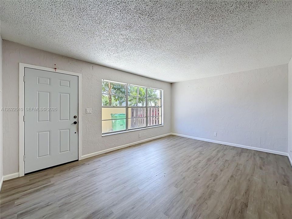 Activo con contrato: $300,000 (3 camas, 2 baños, 1365 Pies cuadrados)