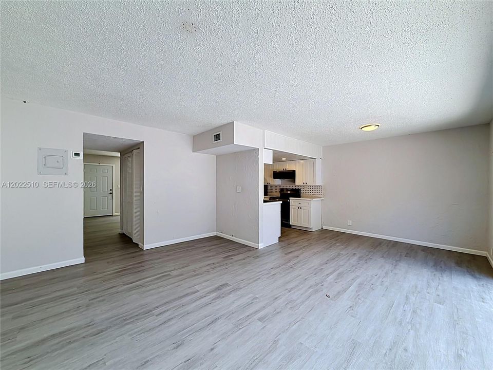 Activo con contrato: $300,000 (3 camas, 2 baños, 1365 Pies cuadrados)