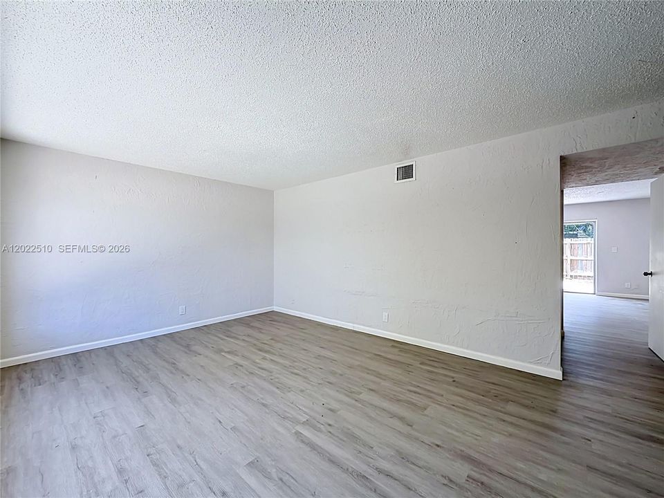 Activo con contrato: $300,000 (3 camas, 2 baños, 1365 Pies cuadrados)