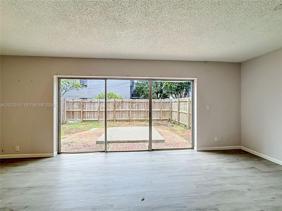 Activo con contrato: $300,000 (3 camas, 2 baños, 1365 Pies cuadrados)