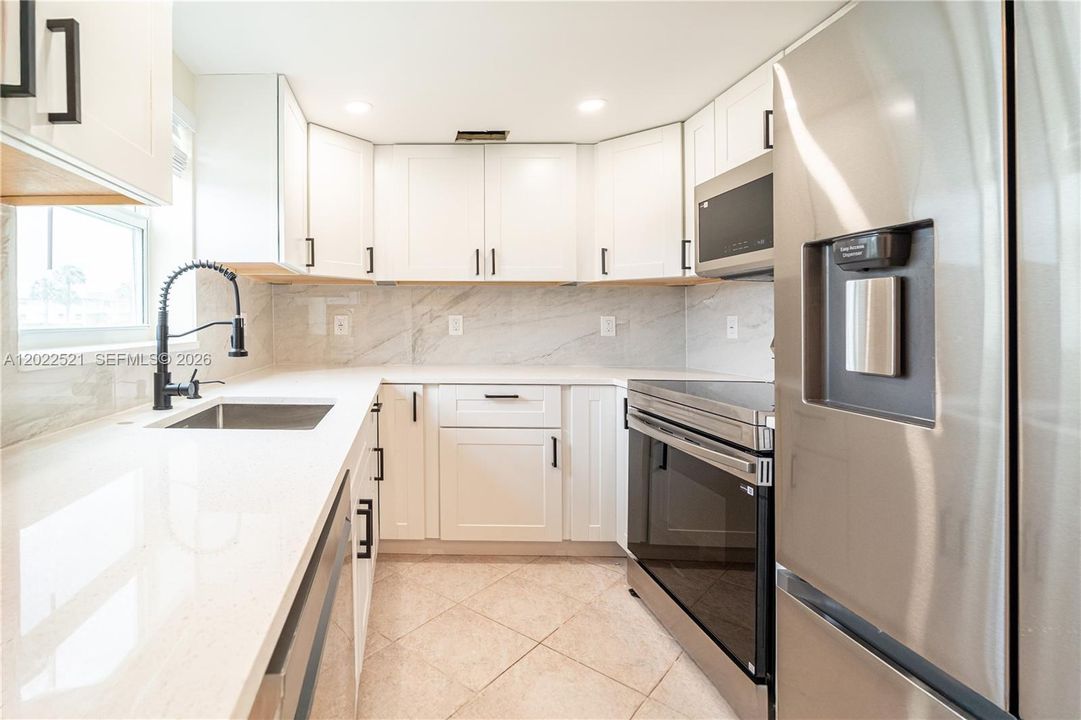 For Sale: $155,000 (2 beds, 2 baths, 880 Square Feet)