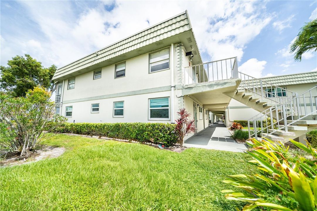 For Sale: $155,000 (2 beds, 2 baths, 880 Square Feet)