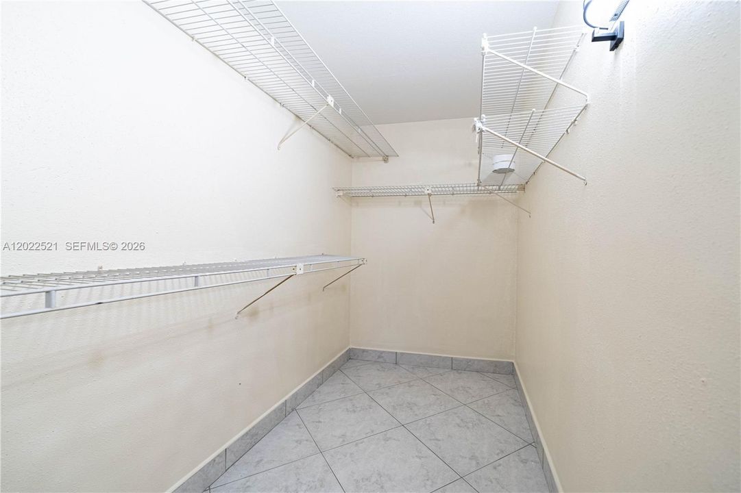 For Sale: $155,000 (2 beds, 2 baths, 880 Square Feet)