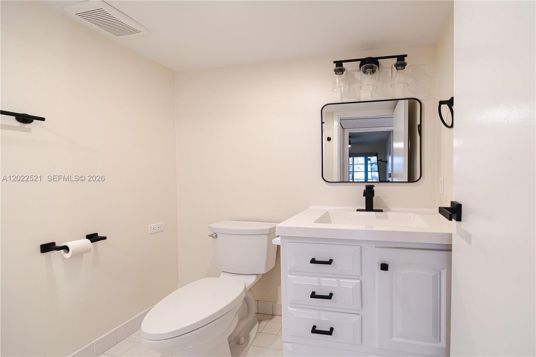 For Sale: $155,000 (2 beds, 2 baths, 880 Square Feet)