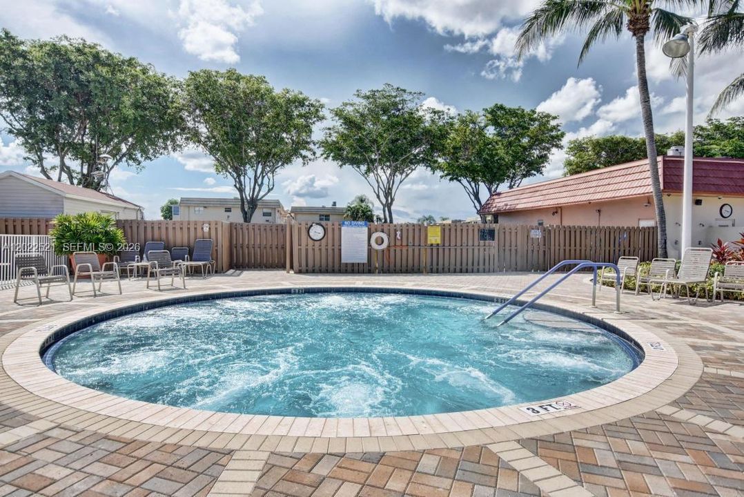 For Sale: $155,000 (2 beds, 2 baths, 880 Square Feet)