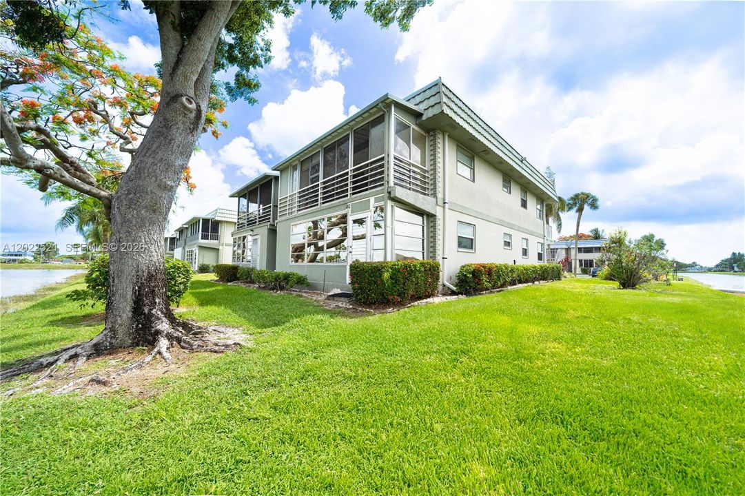 For Sale: $155,000 (2 beds, 2 baths, 880 Square Feet)