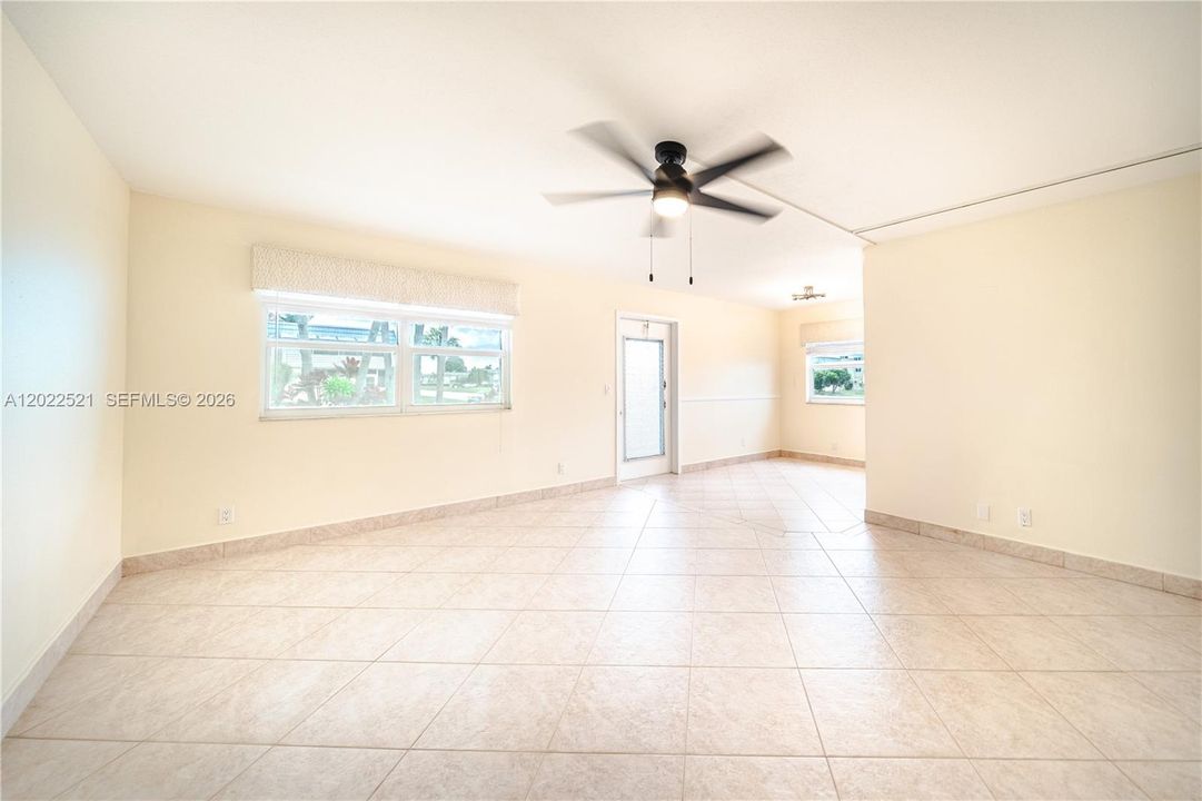 For Sale: $155,000 (2 beds, 2 baths, 880 Square Feet)