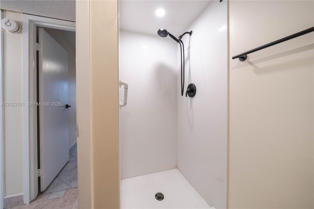For Sale: $155,000 (2 beds, 2 baths, 880 Square Feet)