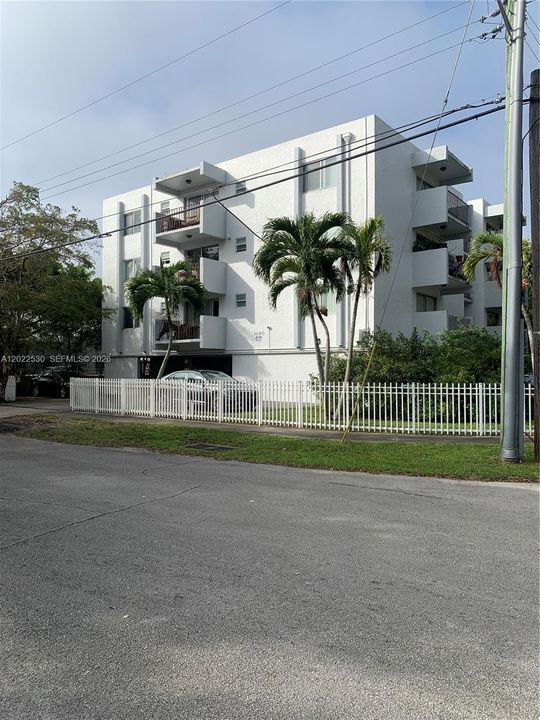 For Sale: $170,000 (2 beds, 1 baths, 713 Square Feet)