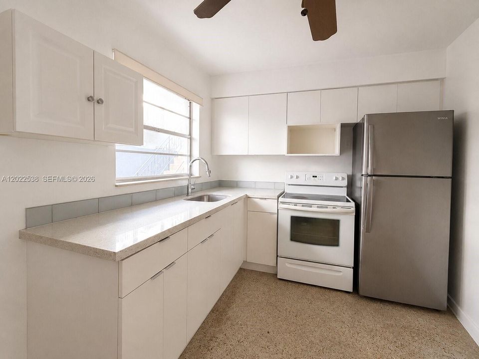 В аренду: $1,899 (2 спален, 1 ванн, 900 Квадратных фут)