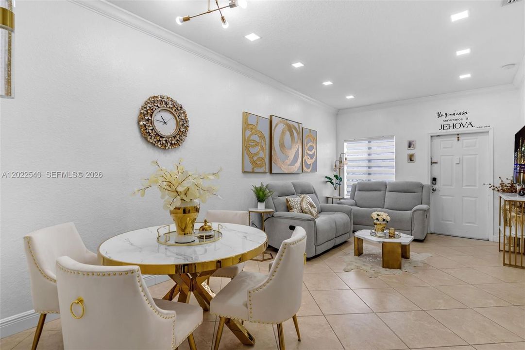 For Sale: $245,000 (2 beds, 2 baths, 898 Square Feet)