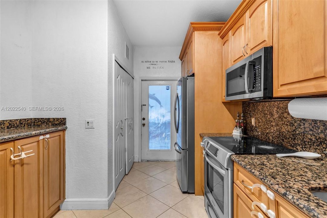 For Sale: $245,000 (2 beds, 2 baths, 898 Square Feet)