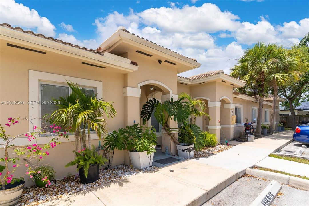 For Sale: $245,000 (2 beds, 2 baths, 898 Square Feet)