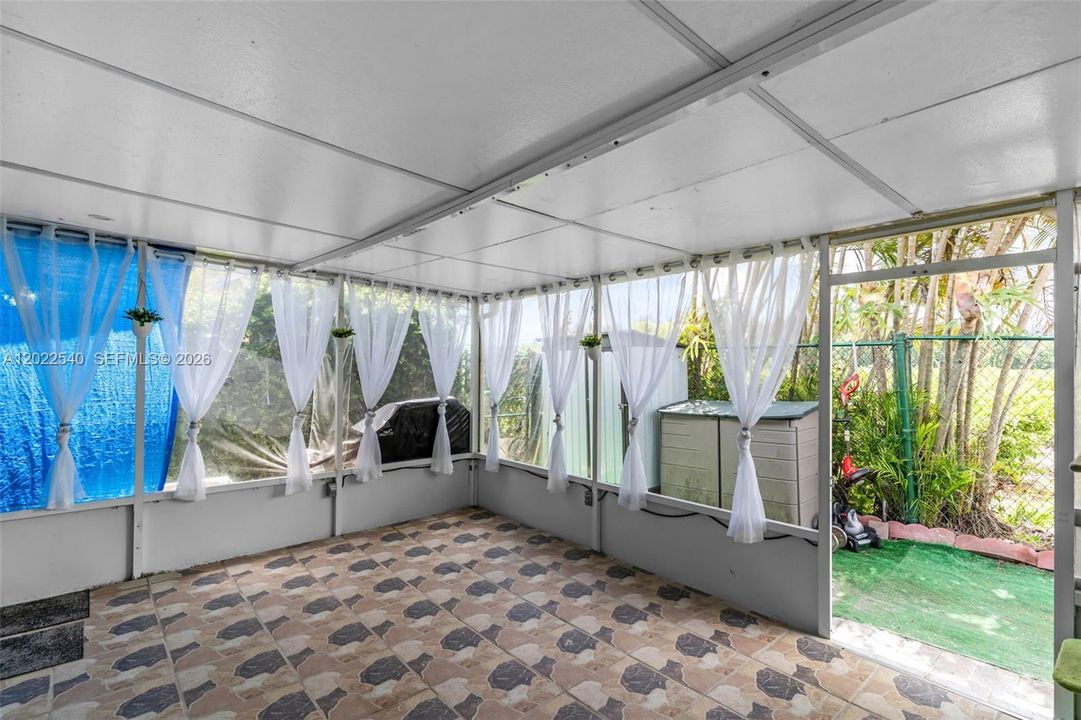 For Sale: $245,000 (2 beds, 2 baths, 898 Square Feet)