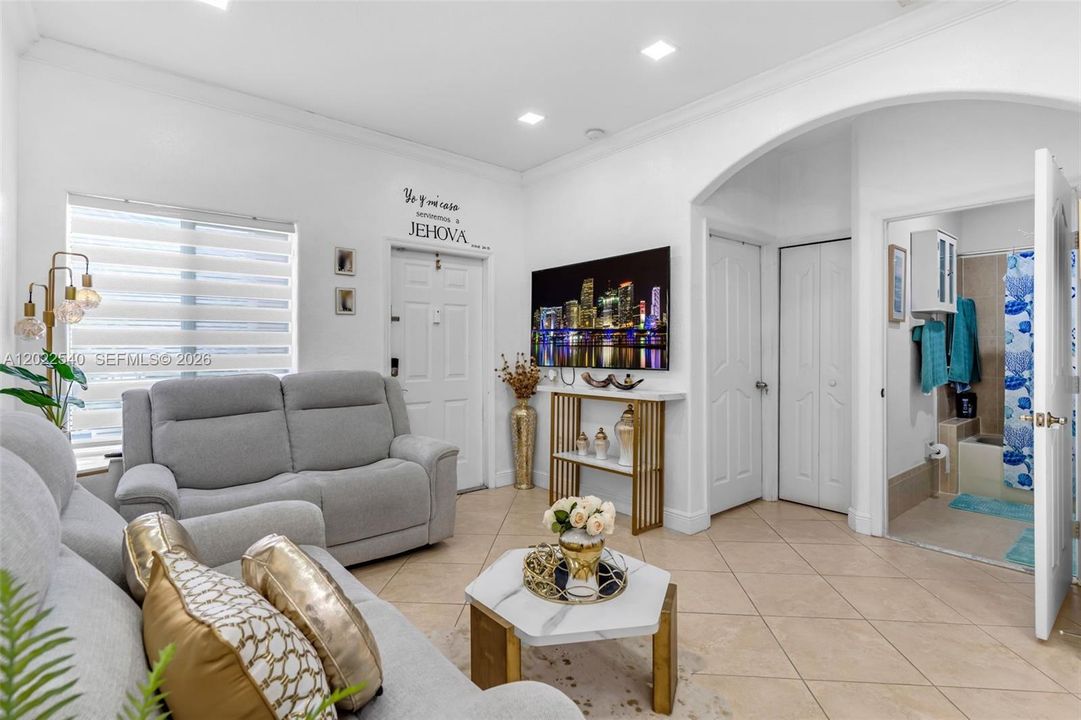For Sale: $245,000 (2 beds, 2 baths, 898 Square Feet)