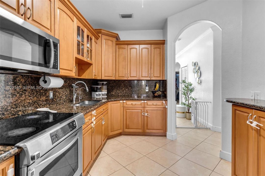 For Sale: $245,000 (2 beds, 2 baths, 898 Square Feet)