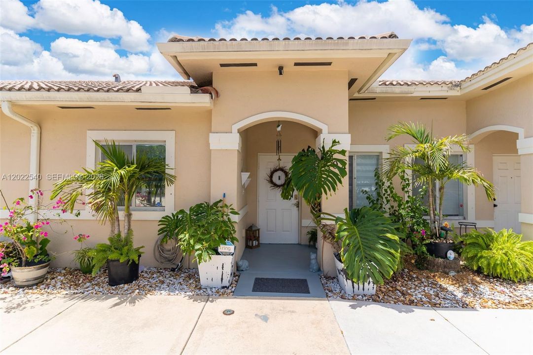 For Sale: $245,000 (2 beds, 2 baths, 898 Square Feet)