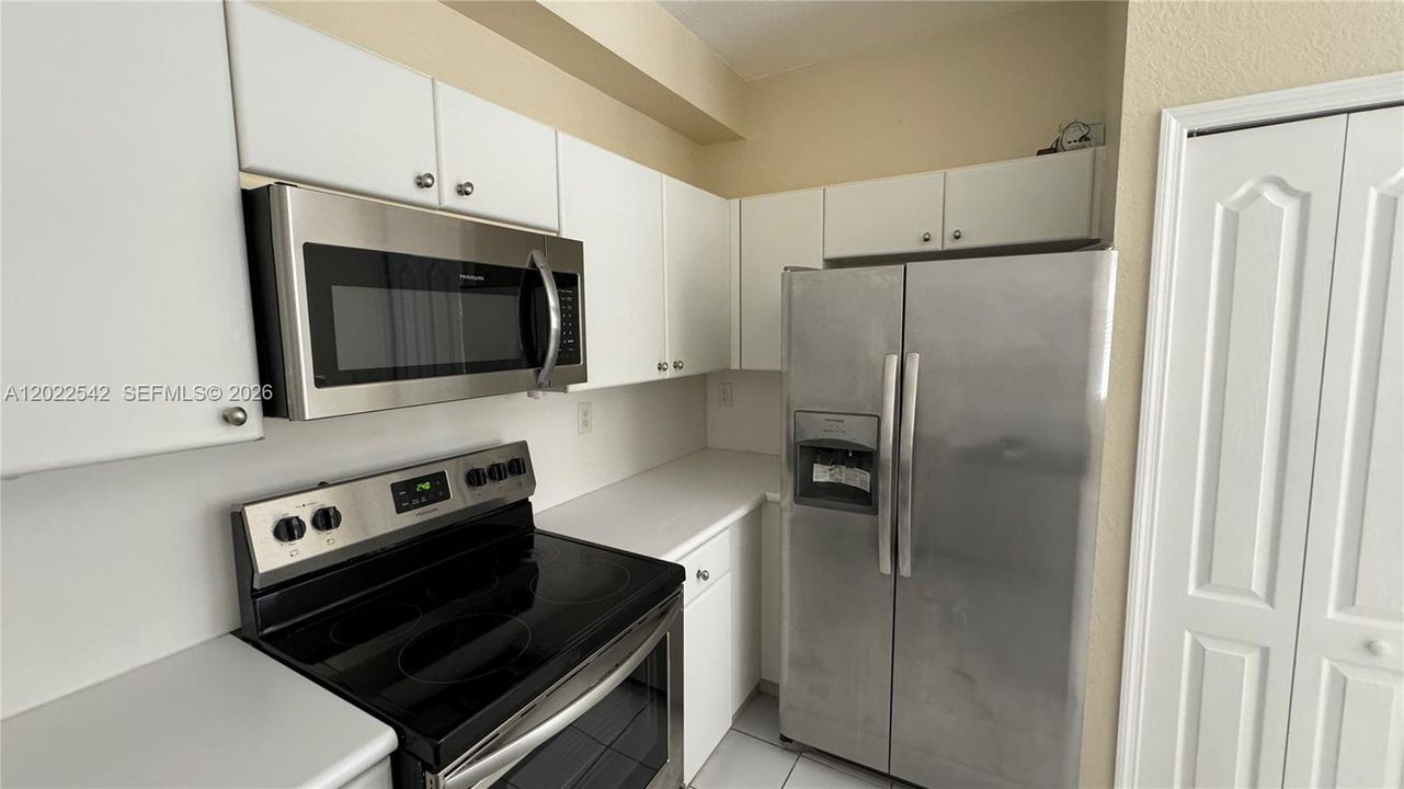 Active With Contract: $2,300 (2 beds, 2 baths, 1205 Square Feet)