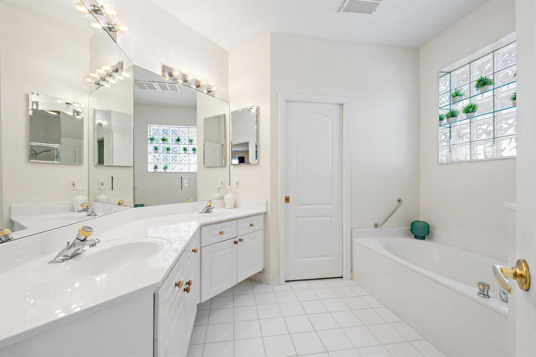 8232 Heritage Club Dr-14