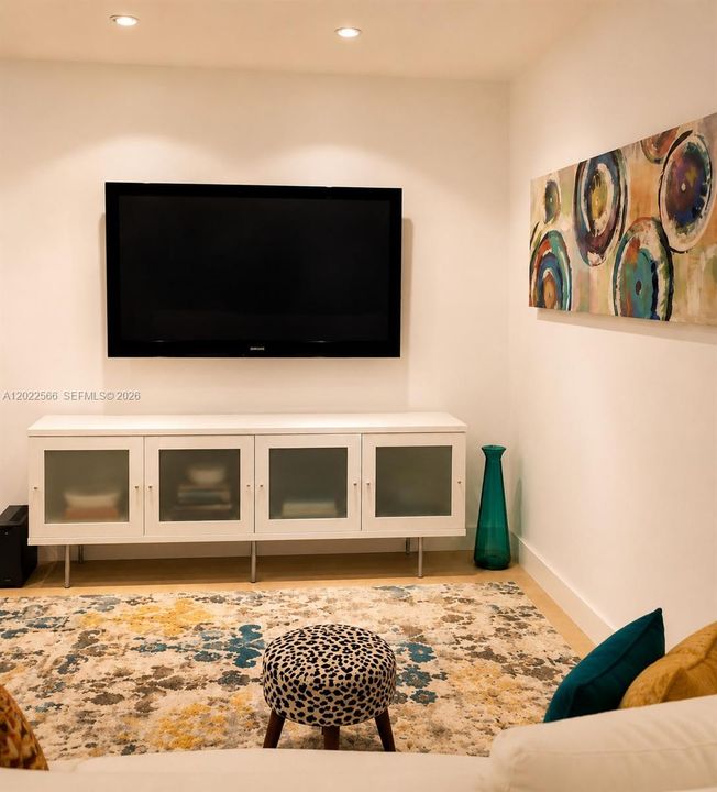 For Sale: $265,000 (1 beds, 1 baths, 535 Square Feet)