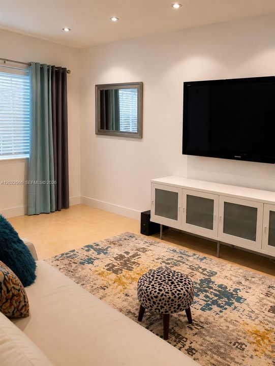 For Sale: $265,000 (1 beds, 1 baths, 535 Square Feet)