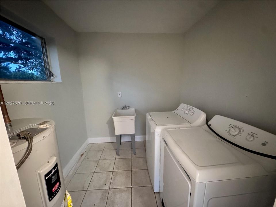 Activo con contrato: $2,800 (3 camas, 2 baños, 1333 Pies cuadrados)
