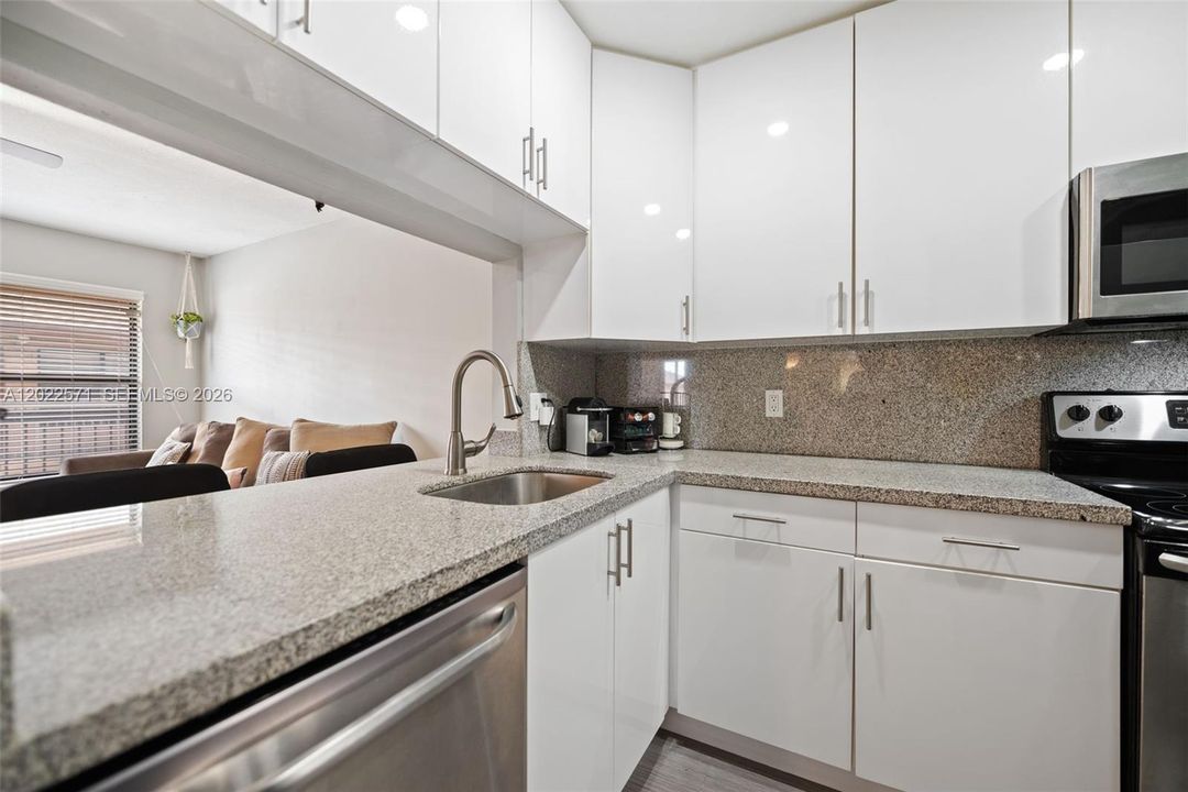 На продажу: $215,000 (2 спален, 2 ванн, 760 Квадратных фут)