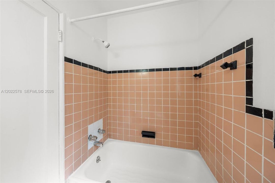 En Venta: $270,000 (0 camas, 1 baños, 580 Pies cuadrados)