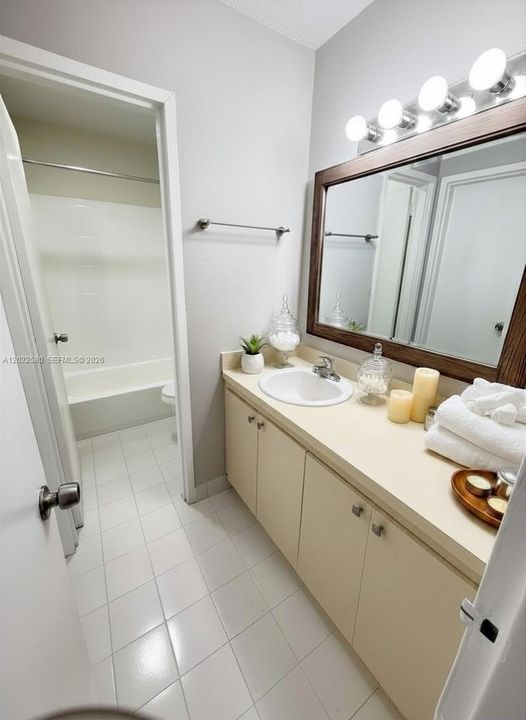 Под контрактом: $2,150 (2 спален, 1 ванн, 930 Квадратных фут)