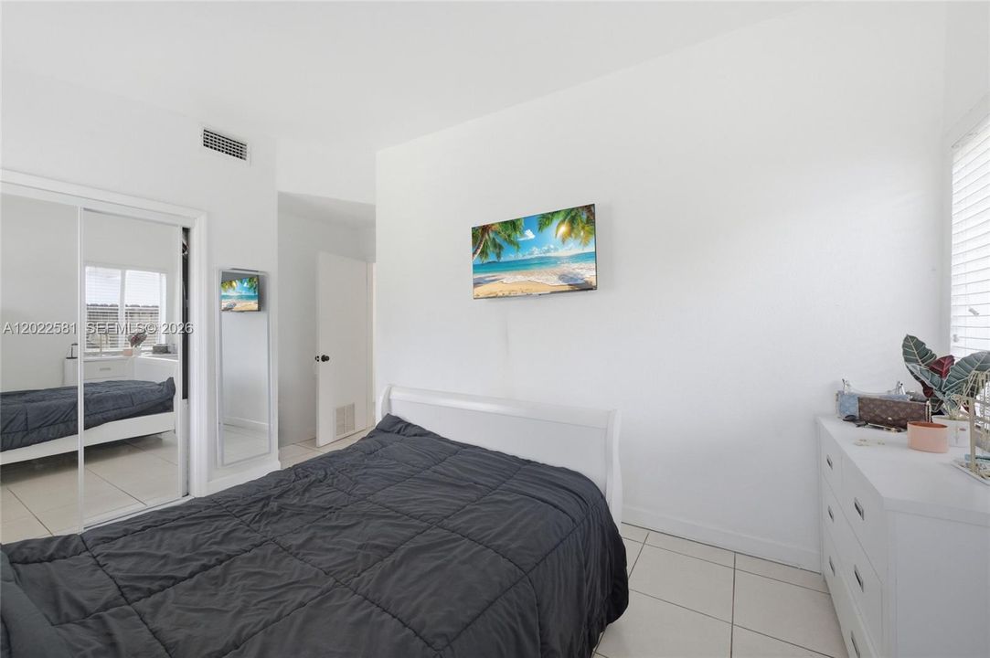 For Sale: $550,000 (3 beds, 2 baths, 1069 Square Feet)