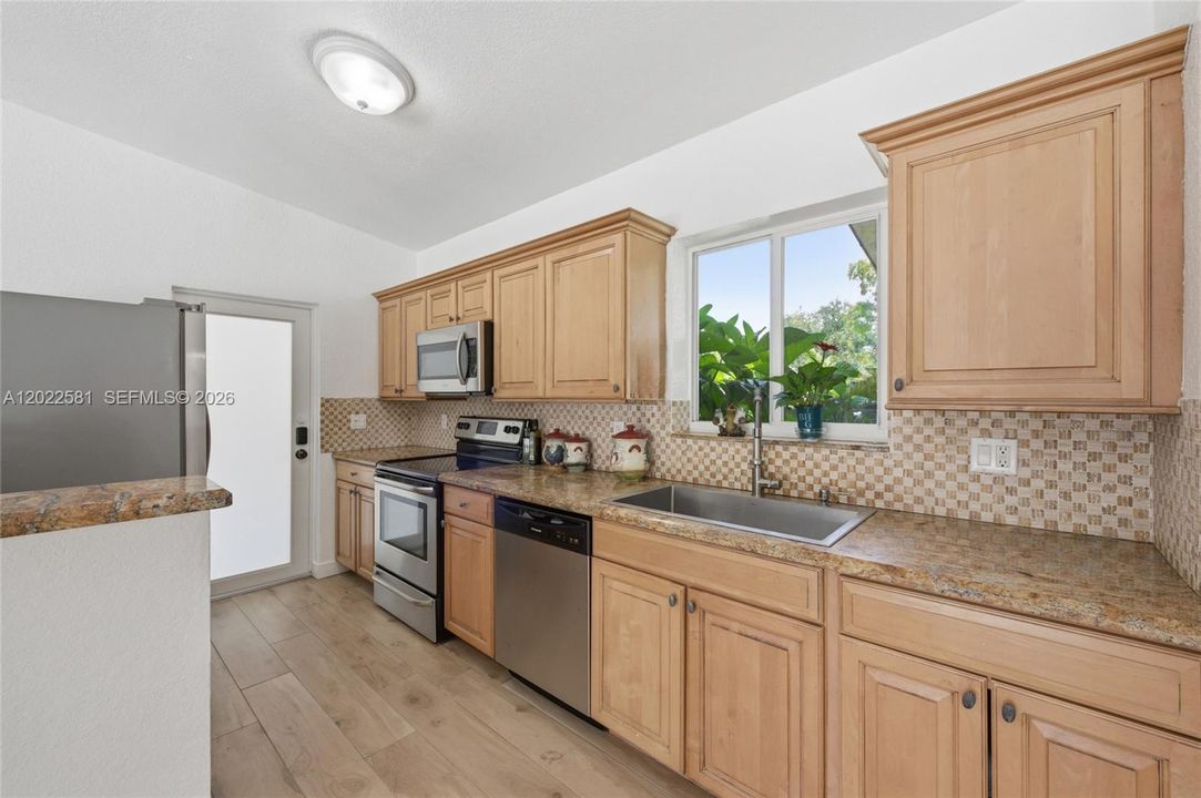For Sale: $550,000 (3 beds, 2 baths, 1069 Square Feet)