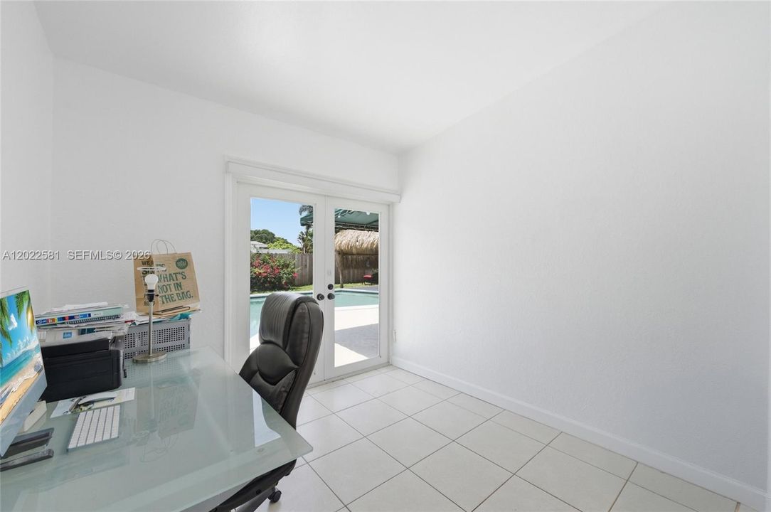 For Sale: $550,000 (3 beds, 2 baths, 1069 Square Feet)