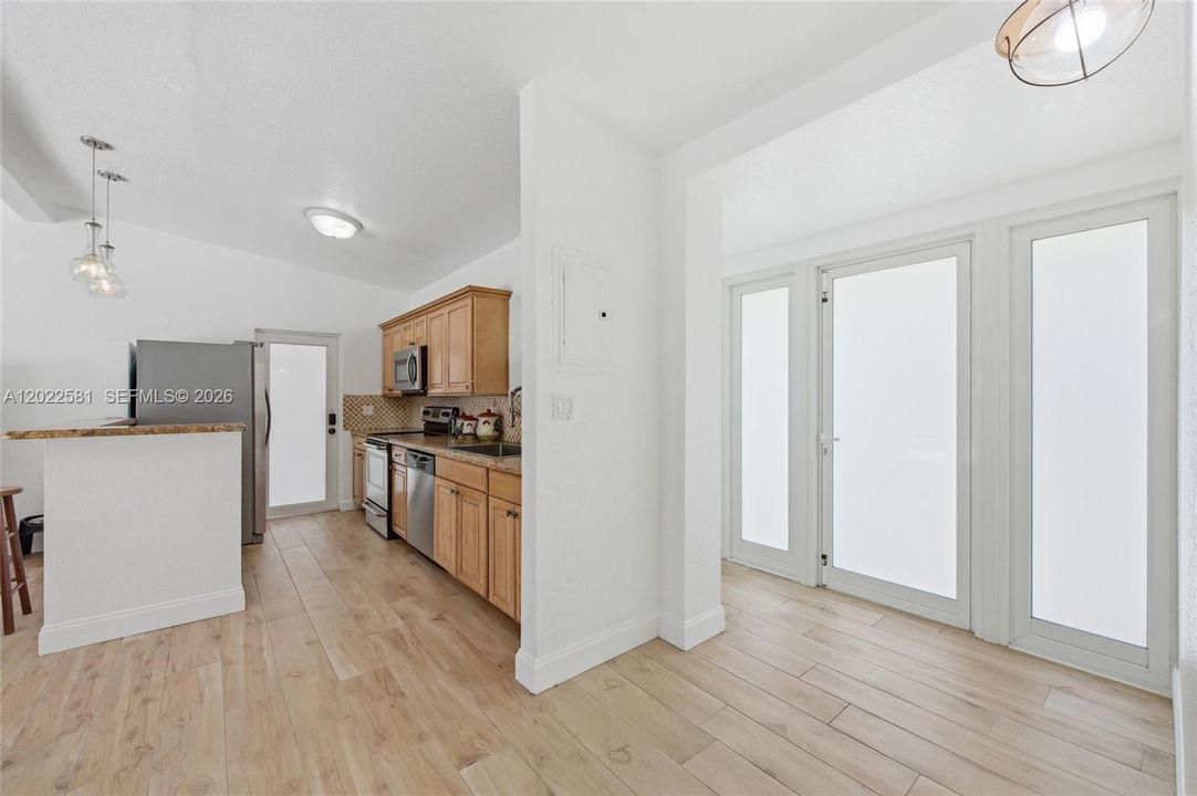 For Sale: $550,000 (3 beds, 2 baths, 1069 Square Feet)