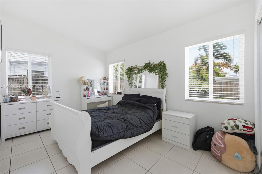 For Sale: $550,000 (3 beds, 2 baths, 1069 Square Feet)