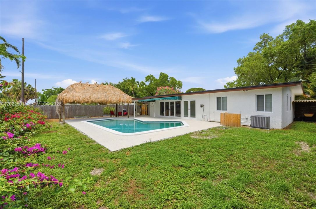 For Sale: $550,000 (3 beds, 2 baths, 1069 Square Feet)