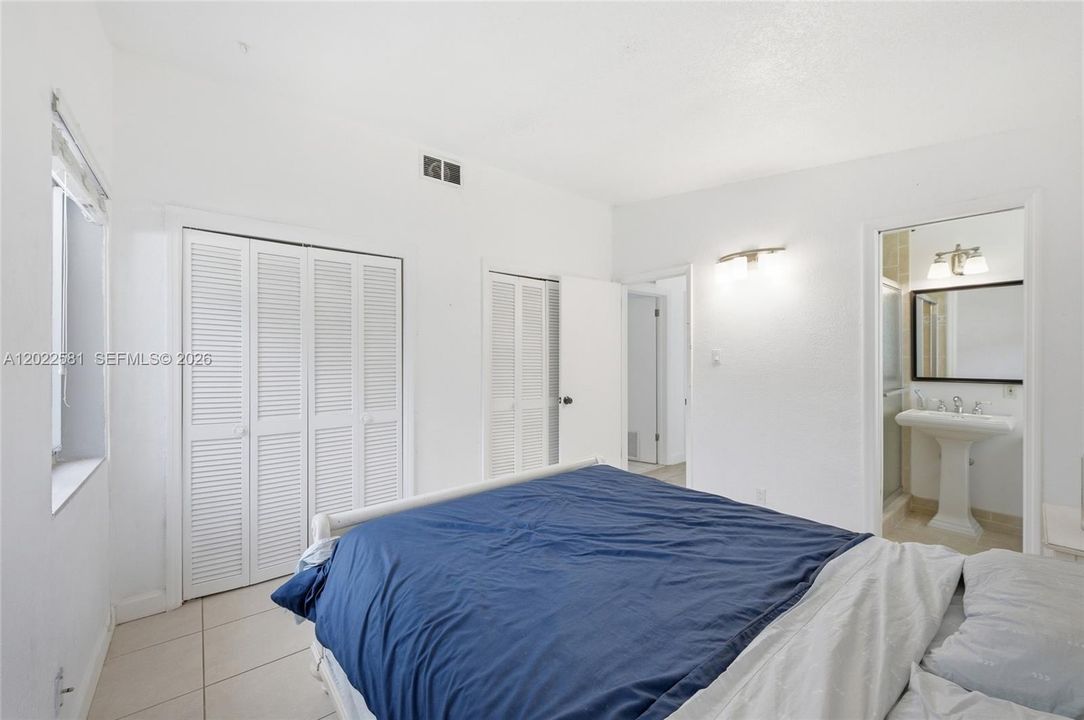 For Sale: $550,000 (3 beds, 2 baths, 1069 Square Feet)