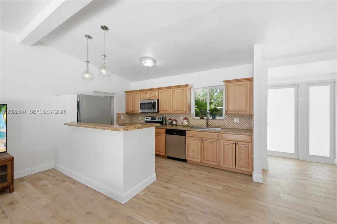 For Sale: $550,000 (3 beds, 2 baths, 1069 Square Feet)
