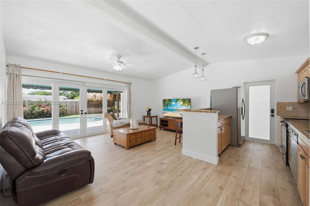 For Sale: $550,000 (3 beds, 2 baths, 1069 Square Feet)