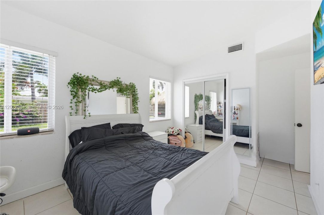 For Sale: $550,000 (3 beds, 2 baths, 1069 Square Feet)