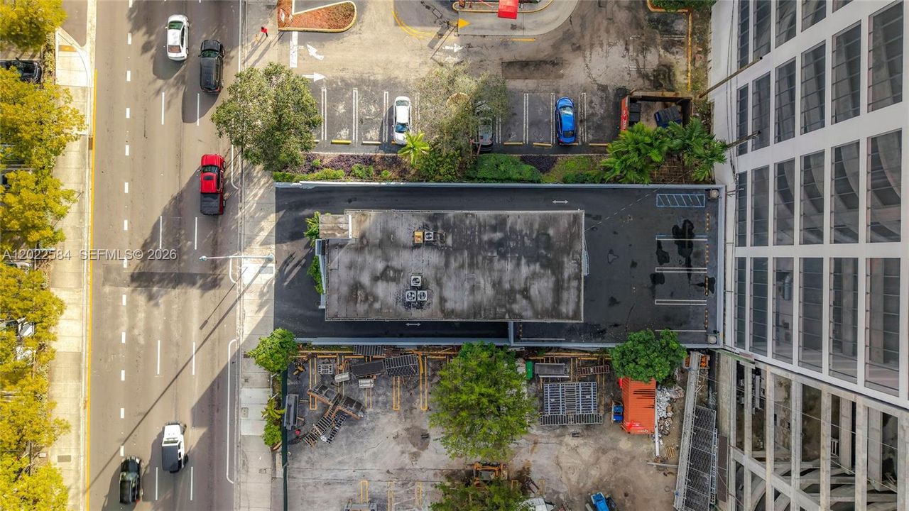 13,500 VEHICLES PER DAY passing directly in front of the building