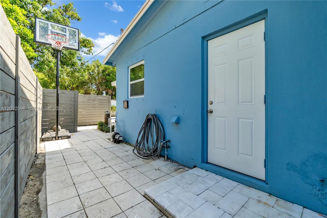Active With Contract: $3,250 (3 beds, 2 baths, 1000 Square Feet)