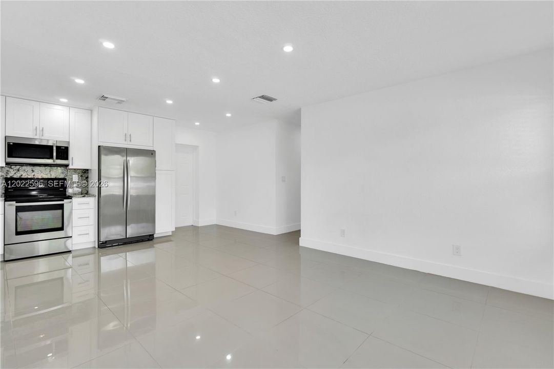 Active With Contract: $3,250 (3 beds, 2 baths, 1000 Square Feet)