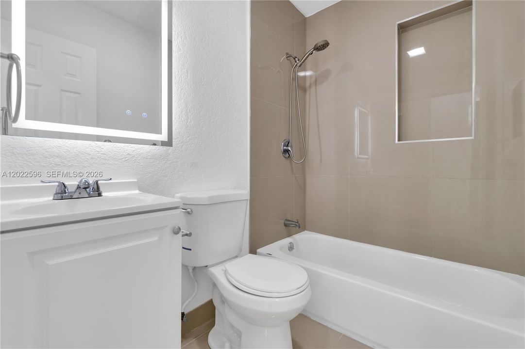 Active With Contract: $3,250 (3 beds, 2 baths, 1000 Square Feet)