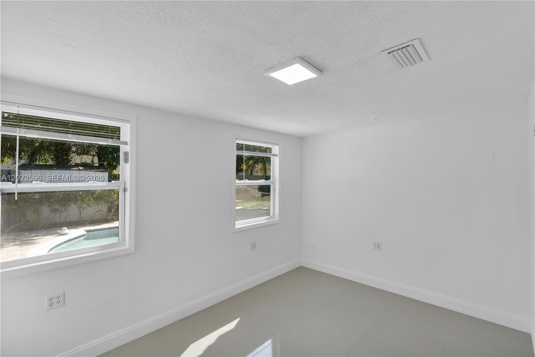 Active With Contract: $3,250 (3 beds, 2 baths, 1000 Square Feet)