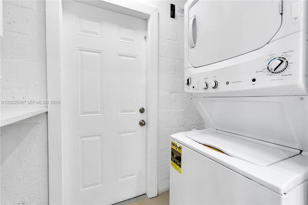 Active With Contract: $3,250 (3 beds, 2 baths, 1000 Square Feet)