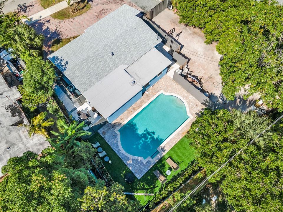 Active With Contract: $3,250 (3 beds, 2 baths, 1000 Square Feet)