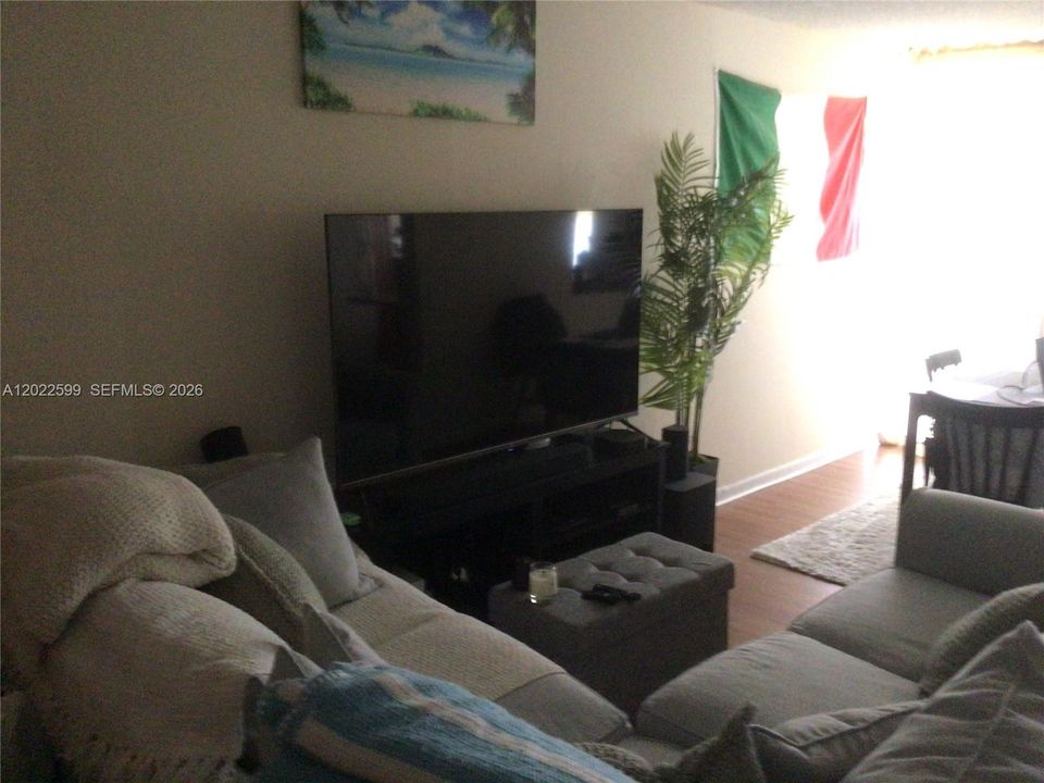 For Sale: $205,500 (1 beds, 1 baths, 640 Square Feet)