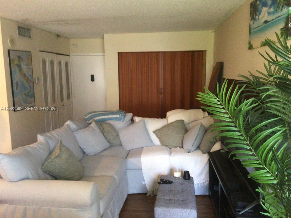 For Sale: $205,500 (1 beds, 1 baths, 640 Square Feet)