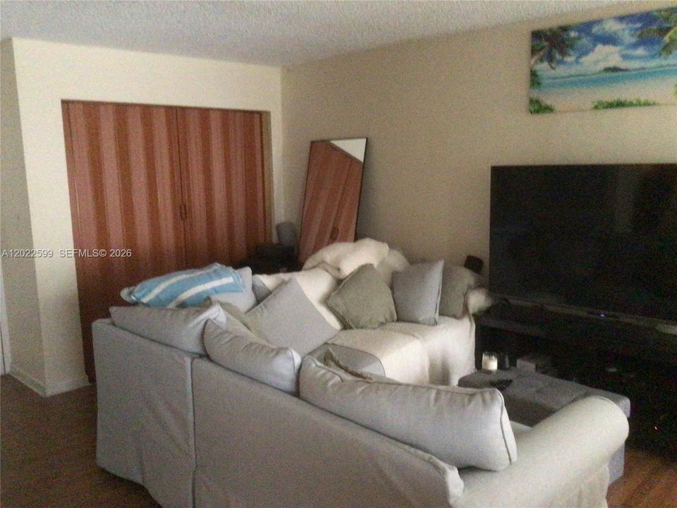 For Sale: $205,500 (1 beds, 1 baths, 640 Square Feet)