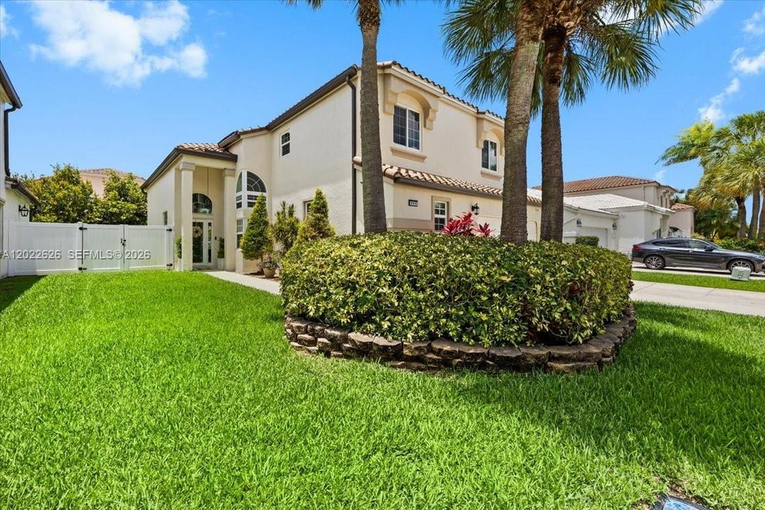 For Sale: $849,000 (5 beds, 3 baths, 3260 Square Feet)